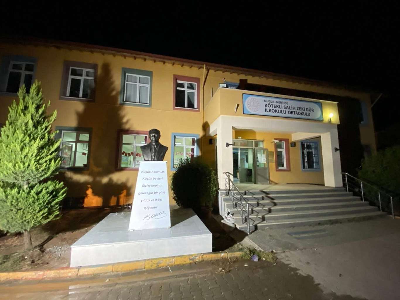 Saldırıya uğrayan Atatürk büstü aynı gün yenilendi haberi